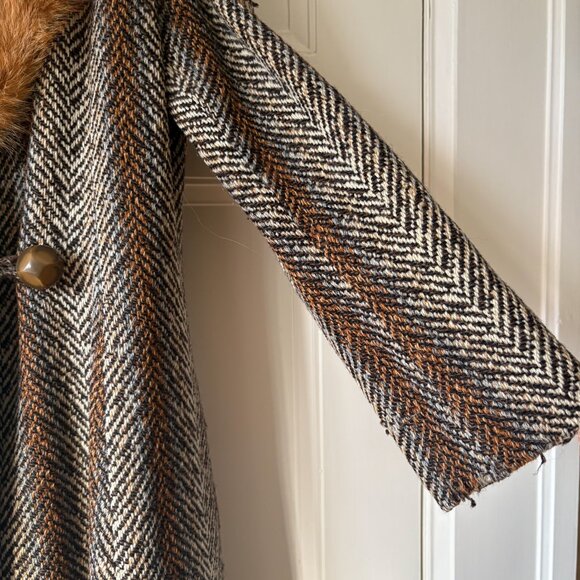 Vintage 1960s Wool Herringbone Tweed Coat with Fur Shawl Collar - Picture 4 of 9